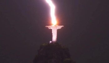 Pada Sabtu malam, salah satu dari tujuh keajaiban dunia yang baru, patung Christ the Redeemer di Rio De Janeiro, Brazil, disambar petir. (Instagram @fsbragaphotos)