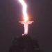 Pada Sabtu malam, salah satu dari tujuh keajaiban dunia yang baru, patung Christ the Redeemer di Rio De Janeiro, Brazil, disambar petir. (Instagram @fsbragaphotos)