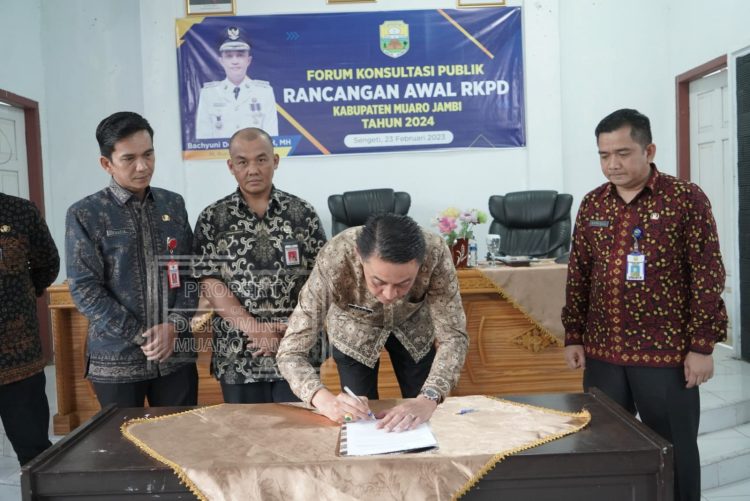 PJ. Bupati Muaro Jambi Bachyuni Deliansyah,SH.MH saat membuka secara resmi acara Forum Konsultasi publik untuk rencana awal RKPD 2024 (dok. Humas Kominfo Kab. Muaro Jambi)