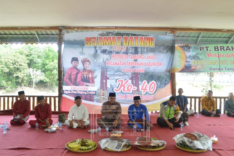 Sekretaris Daerah Kabupaten Muaro Jambi Budhi Hartono saat Menghadiri acara Hut sekaligus kenduri Desa Tanjung Lanjut (dok. Humas Kominfo)