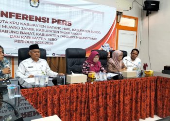 Timsel KPU 7 Kabupaten saat menggelar konferensi pers di KPU Provinsi Jambi, Selasa (7/3)