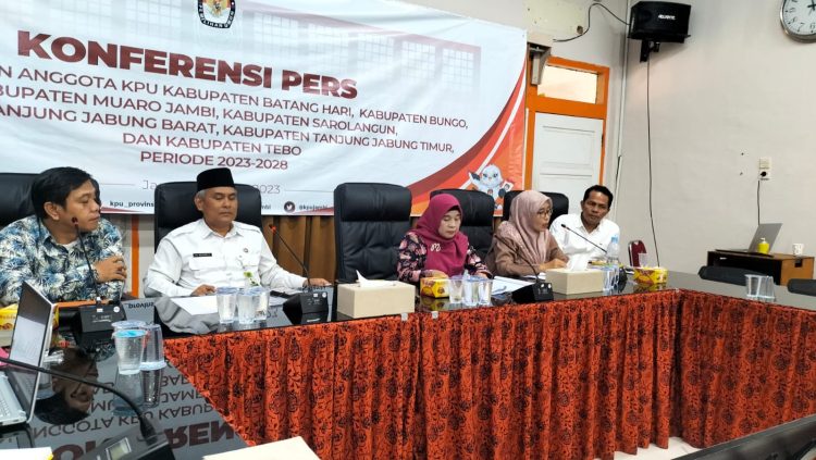 Timsel KPU 7 Kabupaten saat menggelar konferensi pers di KPU Provinsi Jambi, Selasa (7/3)