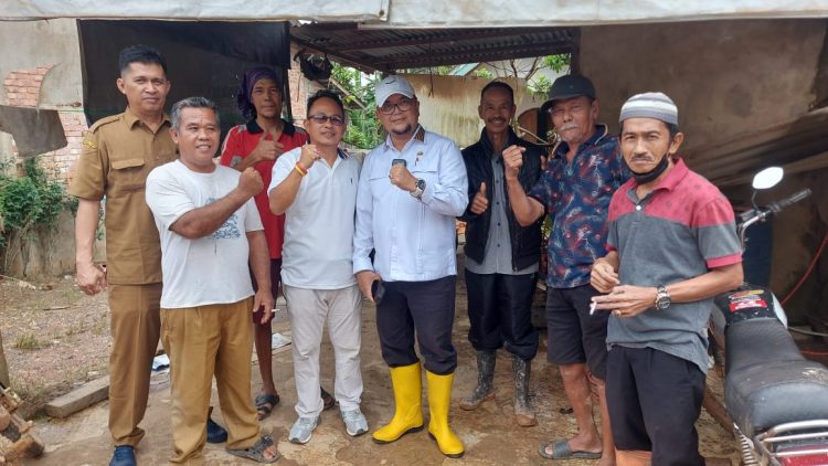 Ivan Wirata saat turun langsung (Work True) bersama Kepala Desa, Dinas PUPR Provinsi Jambi dan Kontraktor terdapat di enam desa di Kecamatan Kumpeh Hulu dan Kumpeh Hilir ditemukan sekitar 20 titik jalan  yang sangat kritis atau rusak parah (dok. Dhea)