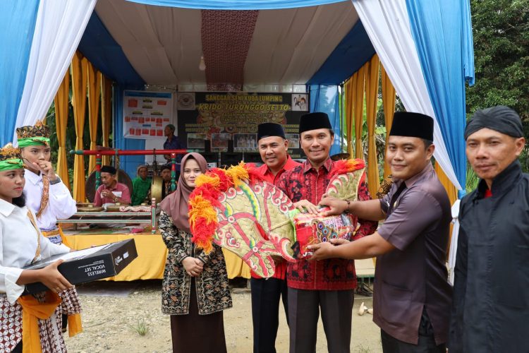 Ketua DPRD Provinsi Jambi, Edi Purwanto saat melakukan kunjungan ke Paguyuban Krida Turonggo Setto dan Paguyuban Wahyu Budoyo di singkut (dok. Humas DPRD Provinsi Jambi)