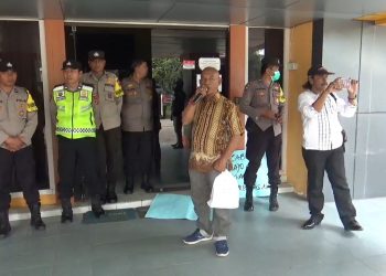 LSM Panji saat menggelar aksi demonstrasi di depan kantor Dinas Penanaman Modal dan Pelayanan Terpadu Satu Pintu. (Dok. Eko)