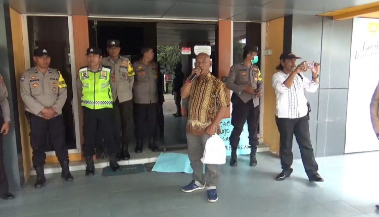 LSM Panji saat menggelar aksi demonstrasi di depan kantor Dinas Penanaman Modal dan Pelayanan Terpadu Satu Pintu. (Dok. Eko)