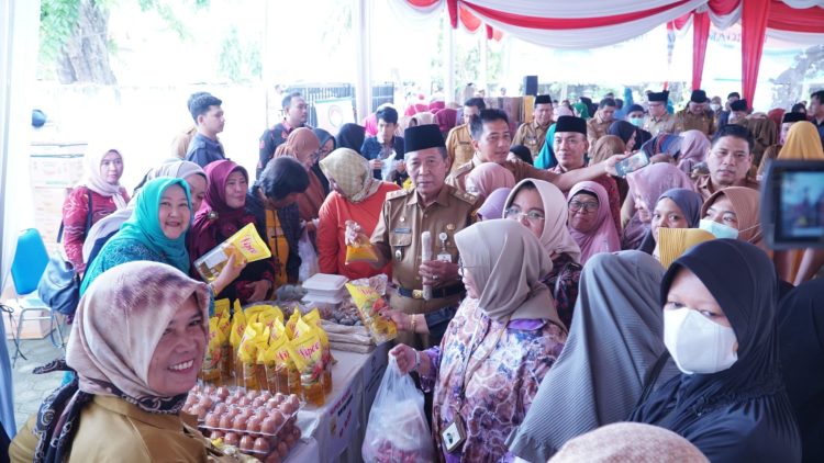 Wagub Abdullah Sani saat menghadiri pasar murah TP PKK (Foto:Harun)