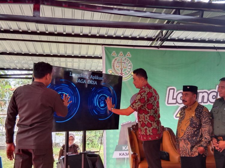 Pj Bupati Muaro Jambi Bachyuni Deliansyah Bersama Kejari Muaro Jambi saat Melaunching Aplikasi Jaga Desa (dok. Ist)