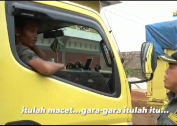 Momen Al Haris Murka melihat Angkutan batu Bara melintas di Sing Hari (dok. Kominfo Provinsi Jambi)