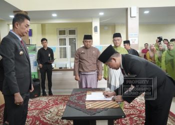 Pj Bupati Muaro Jambi Bachyuni Deliansyah, SH.MH saat Secara resmi melantik Kadis Dukcapil kabupaten muaro jambi (dok. Humas Kominfo Kab. Muaro Jambi)