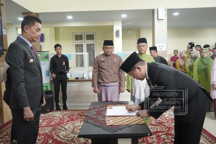 Pj Bupati Muaro Jambi Bachyuni Deliansyah, SH.MH saat Secara resmi melantik Kadis Dukcapil kabupaten muaro jambi (dok. Humas Kominfo Kab. Muaro Jambi)