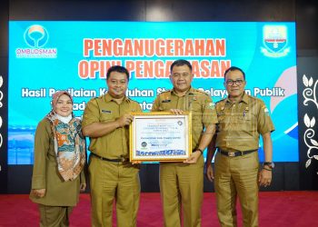 Sekretaris Daerah muaro jambi budhi Hartono,S Sos, MT menerima penghargaan Predikat Kepatuhan Standar Pelayanan Publik Tahun 2022 dari Ombudsman RI (dok. Humas Kominfo Muaro Jambi)