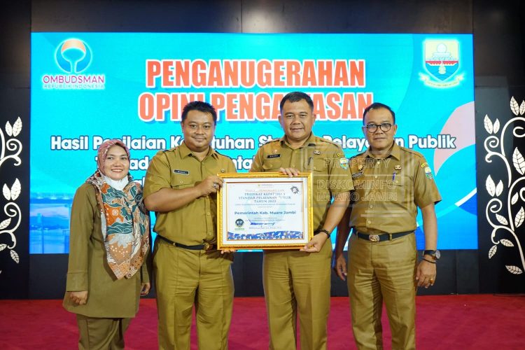 Sekretaris Daerah muaro jambi budhi Hartono,S Sos, MT menerima penghargaan Predikat Kepatuhan Standar Pelayanan Publik Tahun 2022 dari Ombudsman RI (dok. Humas Kominfo Muaro Jambi)