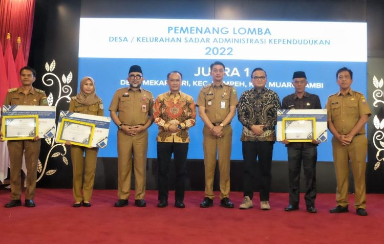 Penyerahan Seritifikat Penghargaan Desa Terbaik I  Kepada Pemerintah Kabupaten muaro jambi. (Dok. Humas Kominfo)