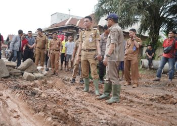 Penjabat Bupati Muaro Jambi Bachyuni Deliansyah,SH.MH meninjau jalan sekitar Desa Bakung Kecamatan Maro Sebo (dok. Humas Kominfo)