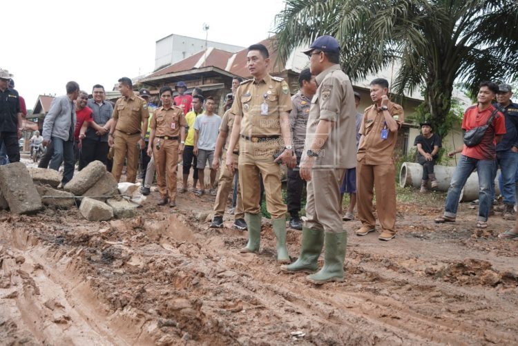 Penjabat Bupati Muaro Jambi Bachyuni Deliansyah,SH.MH meninjau jalan sekitar Desa Bakung Kecamatan Maro Sebo (dok. Humas Kominfo)