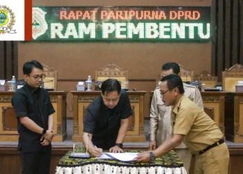 Ketua DPRD Tanjabtim, Mahrup.SE, Waka I DPRD, Saidina Hamzah, SE dan Sekretaris Daerah Kabupaten Tanjung Jabung Timur Sapril. S.I.P. saat paripurna di DPRD Tanjabtim, Senin (20/2/2023). [Dok. Gn]