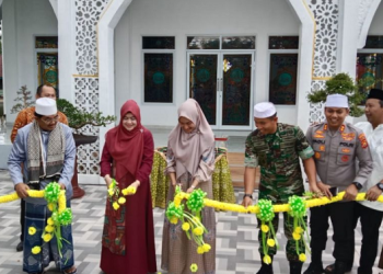 Bupati Romi saat posesi pemotongan pita peresmian Masjid As-Syarif di Asrama Militer Kodim 0419/Tanjab, Kabupaten Tanjab Barat, Jum’at (27/1/23). [Dok. Gani]