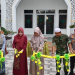 Bupati Romi saat posesi pemotongan pita peresmian Masjid As-Syarif di Asrama Militer Kodim 0419/Tanjab, Kabupaten Tanjab Barat, Jum’at (27/1/23). [Dok. Gani]