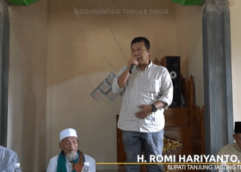 Bupati Tanjabtim, Romi Hariyanto saat meletakkan batu pertama pembangunan Gedung Sekolah Dasar Pondok Pesantren Jauharul Ma’arif di Kelurahan Parit Culum I, Kecamatan Muara Sabak Barat, Jumat (03/03/23). [Foto: Dokumentasi Tanjabtim]