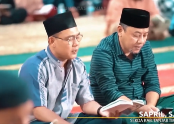 Sekda Sapril saat menghadiri perayaan Nisfu Syaban di Masjid Agung Nur Addarojat dikawasan perkantoran Bukit Menderang, Selasa (7/3/2023). [Dok. Dokumentasi Tanjabtim]