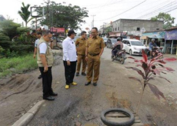 Anggota Komisi III DPRD Provinsi Jambi Ivan Wirata dan Fauzi Ansori tinjau kerusakan jalan Provinsi Jambi tepatnya di ruas jalan Dr Siwabessy, atau di wilayah Buluran Kota Jambi. Senin (27/02/2023). (Dok, Hadian)