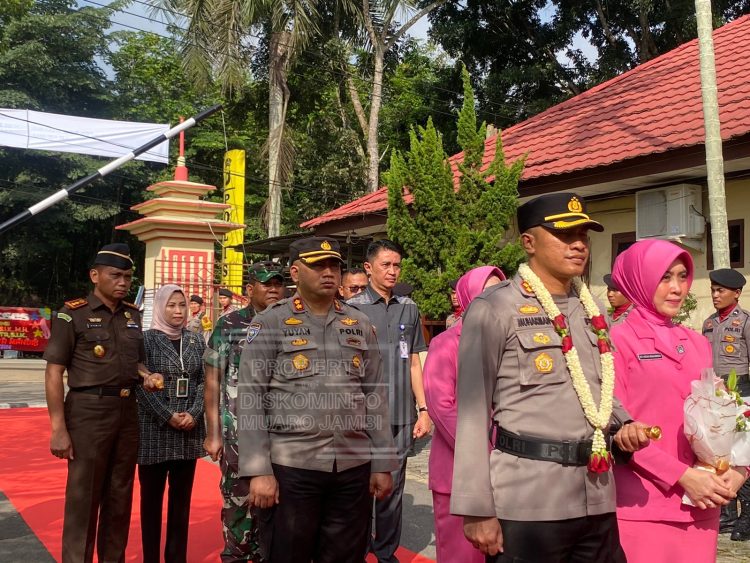 Pj Bupati Muaro Jambi saat Hadiri Apel Farewell Serta Serah Terima Kapolres Muaro Jambi (dok. Humas kominfo)