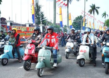 Pj Bupati Muaro jambi Bachyuni Deliansyah,SH.MH ikut mengendarai sepeda motor Vespa kesayangan nya saat Sunday Morning Side (Sunmori). (Dok. Humas Kominfo)