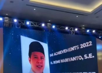 Foto Bupati Tanjab Timur, Romi Hariyanto ditampilkan pada ajang IMI Awards 2023 di Hotel Sultan Jakarta, Sabtu (18/2/2023). [Foto: Diskominfo Tanjab Timur]