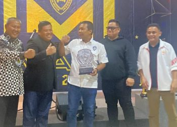 Romi Hariyanto saat menerima penghargaan IMI Awards 2001-2022 oleh IMI Jambi di Willtop Hotel kawasan pasar Jambi,Jumat (24/2) malam.