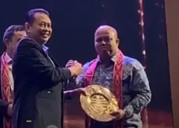 Ketua IMI Pusat Bambang Soesatyo saat meyerahkan Penghargaan IMI Awards 2021-2022 kepada wakil Bupati Tanjabtim H. Robby Nahliyansyah di Golden Room Hotel Sultan Jakarta pada Sabtu (18/02/22) malam. [Dok. Dokumentasi Tanjab Timur]