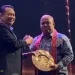 Ketua IMI Pusat Bambang Soesatyo saat meyerahkan Penghargaan IMI Awards 2021-2022 kepada wakil Bupati Tanjabtim H. Robby Nahliyansyah di Golden Room Hotel Sultan Jakarta pada Sabtu (18/02/22) malam. [Dok. Dokumentasi Tanjab Timur]