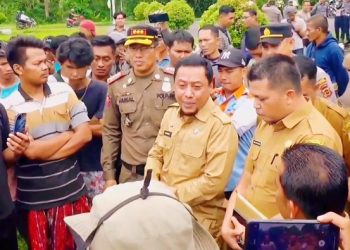 Sekda Sapril saat menemui pendemo di halaman Kantor Bupati Tanjab Timur, Selasa (31/1/23).[Dok. Gani]