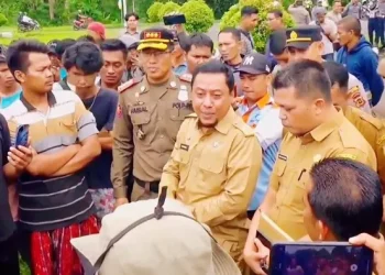 Sekda Sapril saat menemui pendemo di halaman Kantor Bupati Tanjab Timur, Selasa (31/1/23).