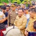 Sekda Sapril saat menemui pendemo di halaman Kantor Bupati Tanjab Timur, Selasa (31/1/23).