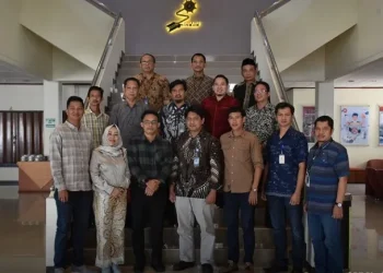 Komisi II DPRD Tanjab Timur bersama GM Alat Berat PT Pindad, Ikida Aryansyah saat berada di Auditorium Gedung Direktorat PT Pindad di Bandung, Jumat (20/01/2023).