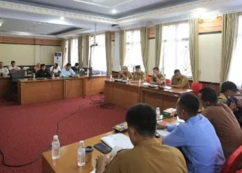 Anggota DPRD Tanjab Timur saat melaksanakan Audiensi bersama Warga Kelurahan Parit Culum I di Gedung Serba Guna DPRD Tanjab Timur, Selasa (24/1/2023). [Dok. Gn]