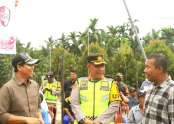 Ketua DPRD Tanjab Timur Mahrup (Kiri) sedang berbincang dengan Kapolres Andi Ichsan (tengah) dan Bupati Romi Hariyanto (kanan). [Dok. Gani]