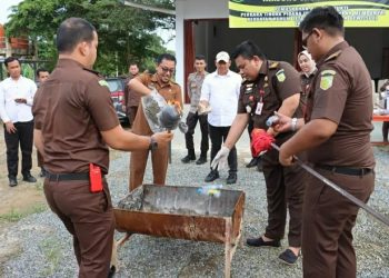 Sekda Sapril hadiri pemusnahan barang bukti narkotika oleh Kejaksaan Negeri (Kejari) Tanjab Timur, Senin (13/03/2023). (Dok. Gani)