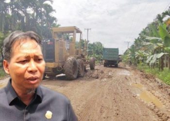 Ketua DPRD kabupaten Tanjab Timur, Mahrup saat meninjau ruas jalan vital yang ada di Kabupaten Tanjab Timur, Minggu (12/03/2023). (Dok. Hn)