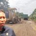 Ketua DPRD kabupaten Tanjab Timur, Mahrup saat meninjau ruas jalan vital yang ada di Kabupaten Tanjab Timur, Minggu (12/03/2023). (Dok. Hn)