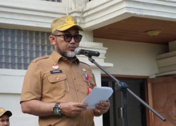 Sekda saat pimpin Apel Rutin Senin ASN di Lapangan Dalam Kantor Gubernur Jambi, Senin (20/03/2023). (Foto: Diskominfo/Novriansah)