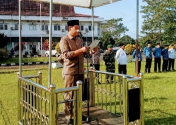 Ketua DPRD Mahrup saat menyampaikan sambutannya Pada HUT Ke - 73 Sat Pol PP dan HUT Damkar Ke - 104 di lapangan Kantor Bupati, Bukit Benderang, Senin, (20/03/23). [Dok. Gani]