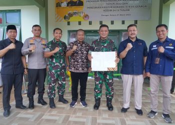 Dandrem 042 Gapu Brigjen TNI Supriono bersama Bupati Romi dan Ketua DPRD, Mahrup (21/3/2023). [Foto: Penrem 042/Gapu-Hatta]