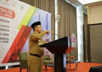 Gubernur Al Haris saat menyampaikan kata sambutan pada Diskusi yang diadakan SKK Migas dan Petrochina, di Swiss-Belhotel Jambi, Senin (27/03/2023). [Dok. Tania]