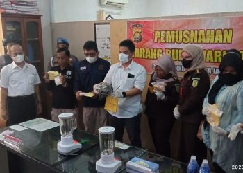 Pemusnahan Narkotika jenis sabu seberat 1,3 Kg di Ruang Loby B Mapolda Jambi, Rabu (29/3/2023). [Foto: BITNews.id/Ega]