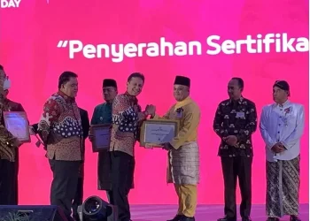 Wakil Bupati Tanjab Timur, H. Robby Nahliyansyah, SH saat menerima penghargaan Bebas Frambusia di Taman Mini Indonesia Indah Jakarta, Selasa (20/2/23). [Dok. Gani]