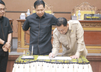 Sekda Sapril saat menandatangani rancangan Peraturan Daerah Kabupaten Tanjung Jabung Timur tahun 2023 diruang rapat paripurna DPRD Tanjab Timur, Senin (20/2/23). [Dok. Gani]