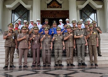 Pj Bupati Muaro Jambi Bachyuni Deliansyah, SH., MH,. saat mengikuti upacara dalam rangka HUT Satpol PP ke 71, HUT Satlinmas ke 61 dan HUT Pemadam Kebakaran tingkat provinsi jambi ke 104 tahun 2023 di lapangan kantor gubernur provinsi jambi (dok. Humas Kominfo Kabupaten Muaro Jambi)