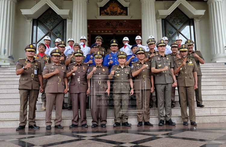 Pj Bupati Muaro Jambi Bachyuni Deliansyah, SH., MH,. saat mengikuti upacara dalam rangka HUT Satpol PP ke 71, HUT Satlinmas ke 61 dan HUT Pemadam Kebakaran tingkat provinsi jambi ke 104 tahun 2023 di lapangan kantor gubernur provinsi jambi (dok. Humas Kominfo Kabupaten Muaro Jambi)